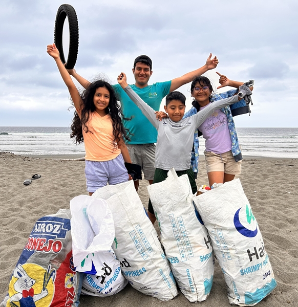 Umweltbildung am Strand (c) Fundación Progreso Comunitario